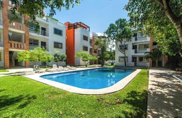 Airport condo w/ KING BED pool, security, kids game park + bbq area with lounge!
