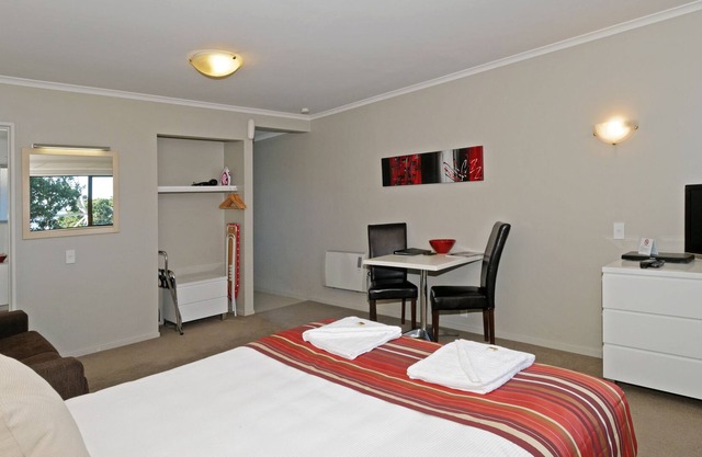 Airport Harbour View Motel