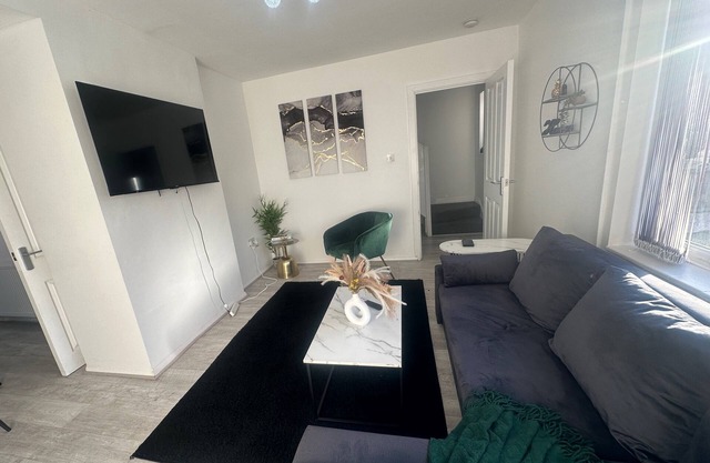 Airport House - Long Stays, Near Hospital!