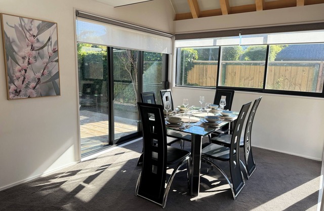 Airport Retreat: 4BR 8 Guests