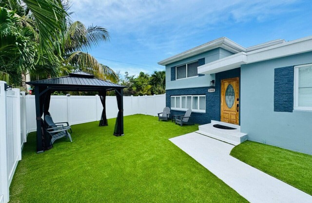 Airport Retreat: Extended Stay Near Airport 2 Min!