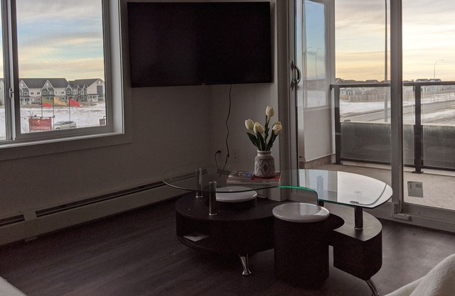 Retiro en el aeropuerto YYC✈️ 2BR + 2Bath + Estacionamiento con calefacción❤️Limpiado con desinfectante