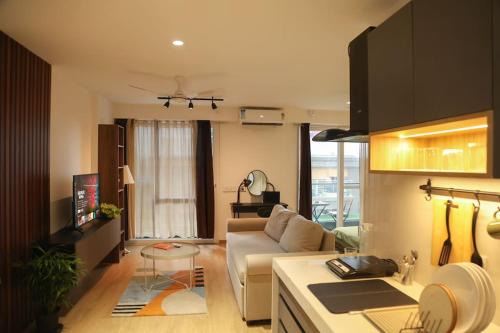 Airport Runway View from terrace|Coffee Maker|Luxe