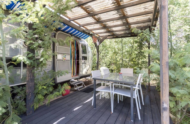 Caravana AirStream con piscina y acceso Wi-Fi