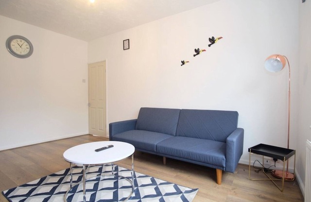 Airy 3 bedroom house with free parking n Garden