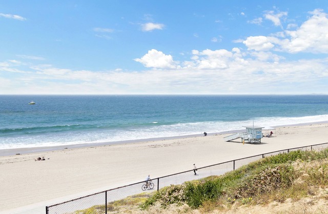Airy Beach apartment 100 steps from Water in Redondo Beach with WiFi & parking