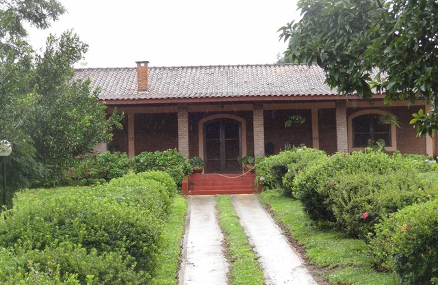 Casa de campo espaciosa, acogedora y adosada con piscina, campo y voleibol