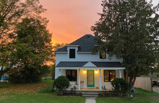 Airy Fake Rock Guesthouse in Leelanau County