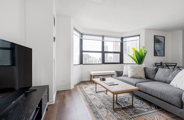 Airy Gold Coast 2BR w/ Gym, Pool, near. Oak St. Beach, by Blueground