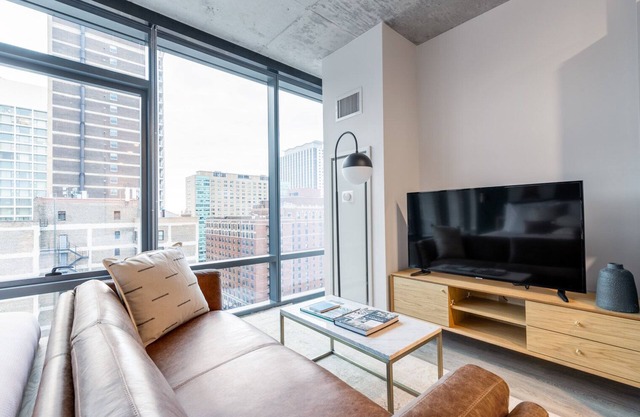 Airy Lakeview Studio, w/ W/D, Gym, near Lincoln Park, by Blueground