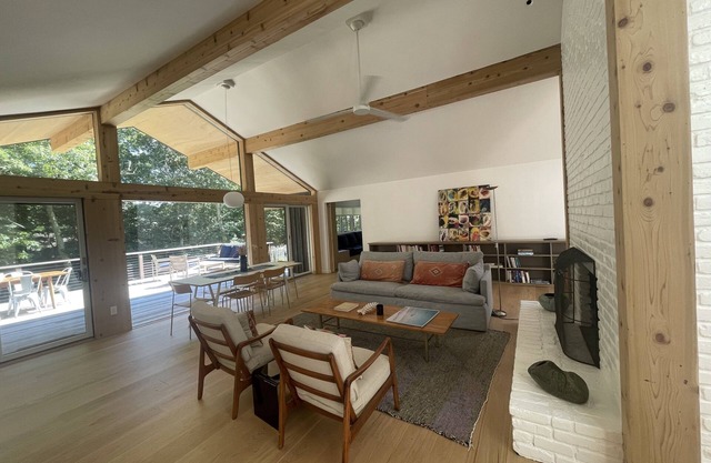 Airy, modern 4-bedroom house close to beautiful bay beaches and the ocean.