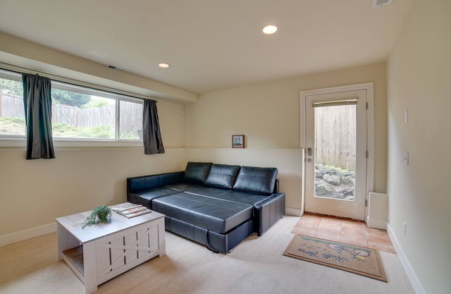 Airy Seattle Apartment ~ 7 Mi to Downtown!