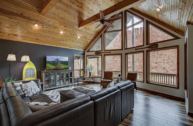 *Airy+Spacious Home* Lakefront w/Hottub & Dock