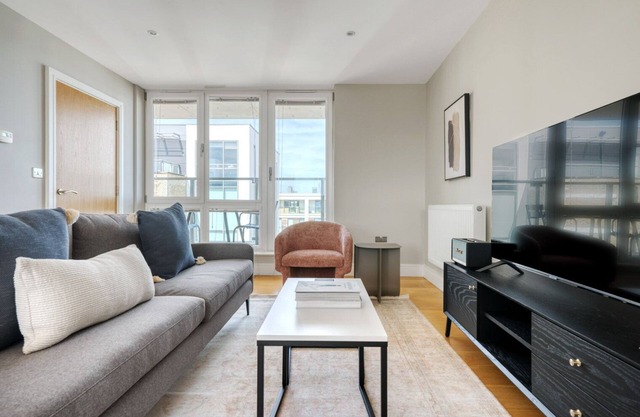 Airy Stockwell 2BR Duplex w/ Balcony, near Station, by Blueground