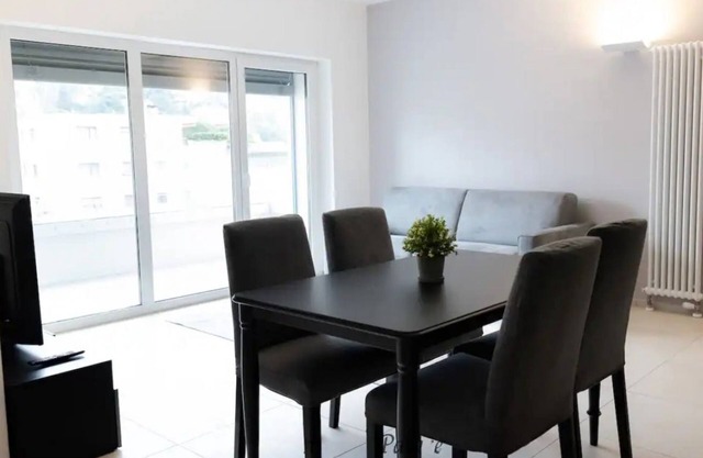 Airy two-room apartment 15 minutes from the lakefront (Urban 18)