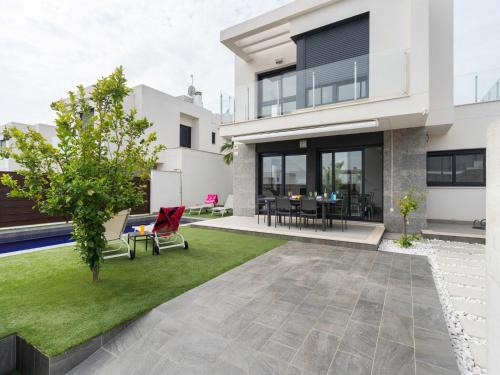 Airy Villa near Golf & Dining