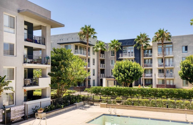 Airy Woodland Hills 2BR w/ Gym & Pool, near Westfield Mall, by Blueground