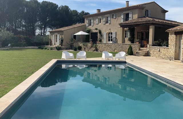 MAS PROVENZAL CON PISCINA PRIVADA PARA 8 PERSONAS