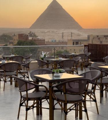 AKHNATON Pyramids View Hotel With Rooftop Access & free airport pickup