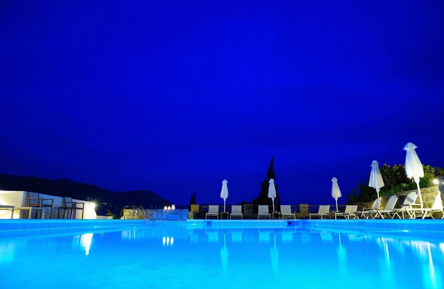 Akrotiri Hotel