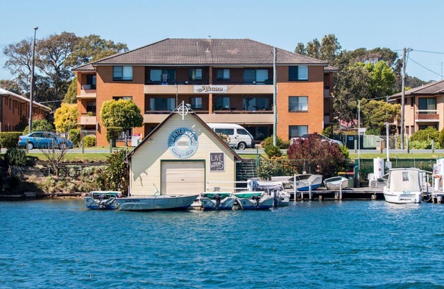 Akuna 3 ground floor apartment opposite Wallis Lake