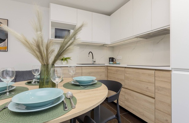 Al. Solidarności Apartment by Renters