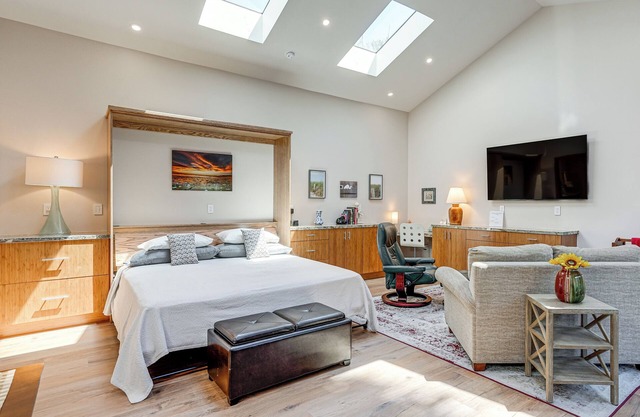 Alameda Studio w/ Patio: 3 Mi to Oakland Coliseum!