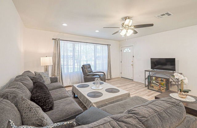 QUARRY HOMESTYLE BEAUTY GREAT CENTRAL LOCATION, KIDDOS, & FURRY PET FRIENDLY