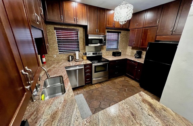 Alamo Heights townhouse centrally located near airport and downtown