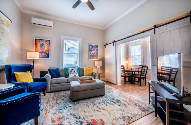 Alamodome 5-Min Walk, Charming Oasis, Gated Parking, Fenced Yard