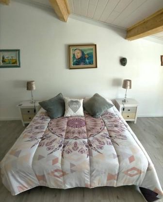 Alaric Lodge: gîte champêtre avec parking privé.