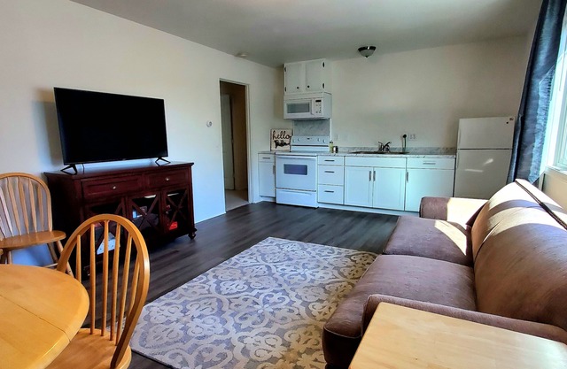 Alaskan hideaway 2 bedroom apt by lakes, airport, hiking