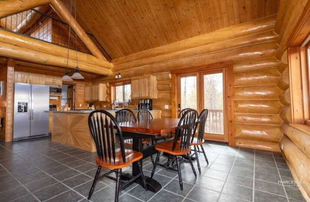 Alaskan Lodge with Hot Tub 🛁