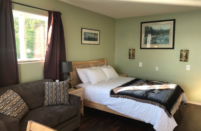Alaskan Waterfront Studio Apartment (Wolf Suite) Vacation Rental