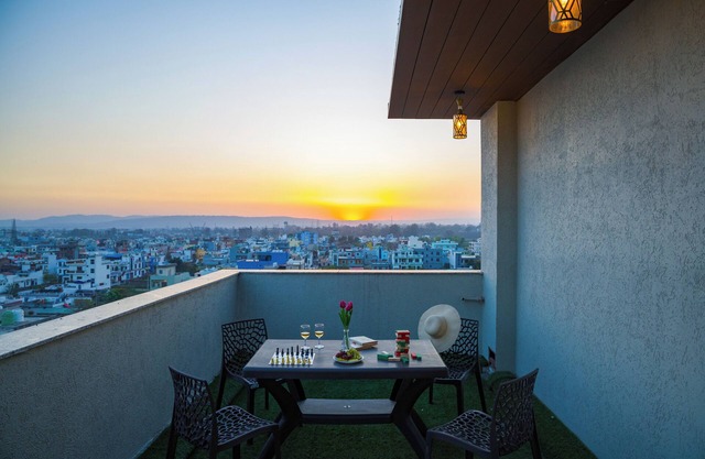Alaya Stays BYDM The Sky Heaven - 4 BHK Penthouse 15 Min from Triveni Ghat With Balcony & Lift