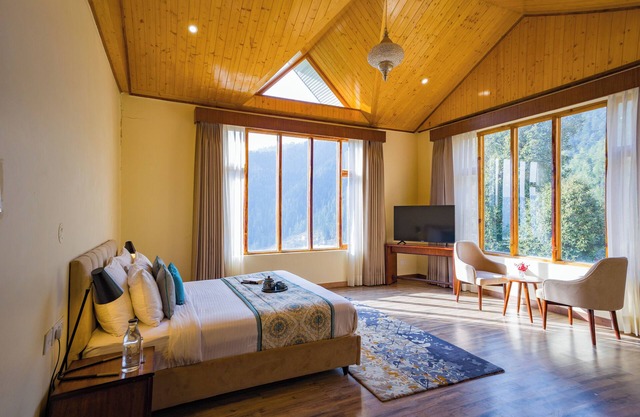 Alaya Stays Luuma Luxury Villa - Hillside 5-BHK Villa Amidst Pines With Garden, Balcony & Lounge