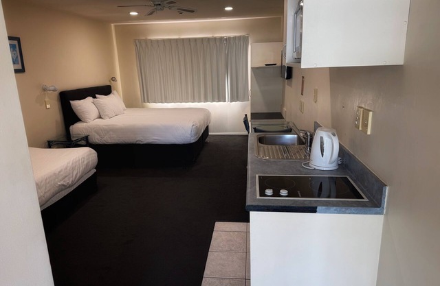 Albany Executive Motor Inn
