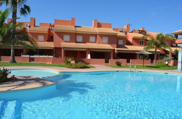 Gran casa con patio, vistas piscina, wifi gratis, tv satélite, parking