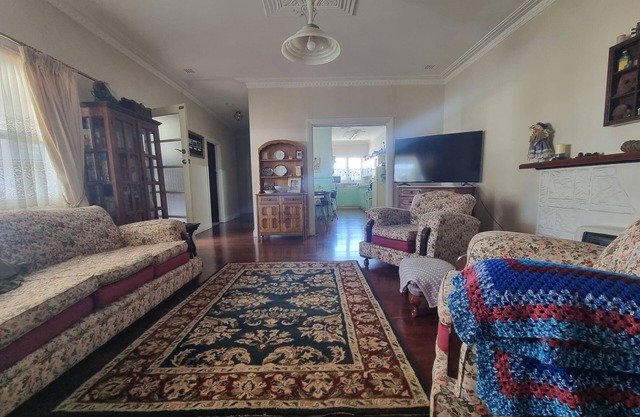 Albert Road Cottage: Comfy, vintage home near water & town