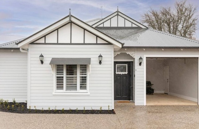 ALBERT TOWNIE - YOUR TRENTHAM TOWNHOUSE