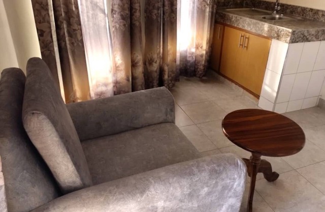 Alberto Gardens - One bedroom cottage in private grounds & free parking