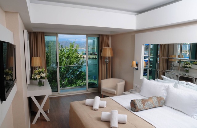 Alesta Yacht Hotel
