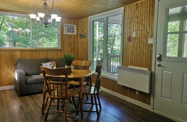 Alfred's Shack: Cozy chalet for 4, with BBQ, A/C, WiFi, and pet-friendly.