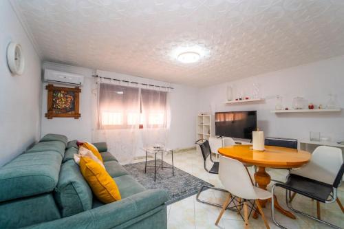Alicante City Charm - Cozy Campoamor Getaway