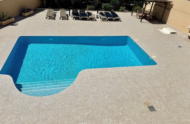 Villa en Alicante con aire acondicionado y una piscina privada con gran área de sol de azulejos segura