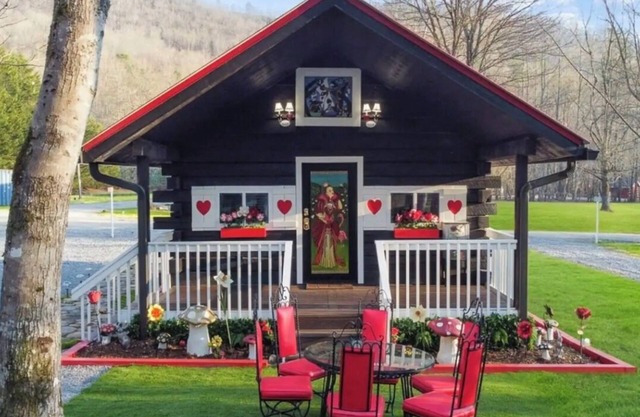 Alice’s Queen Cottage~Direct Creekfront, Small zoo