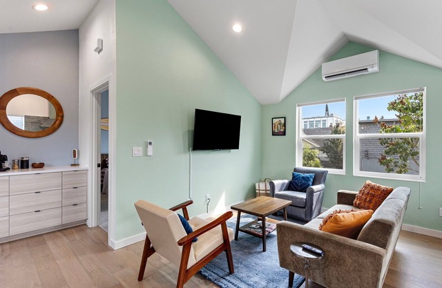 Alki Beach modern and cozy 3 bdrm home near dining, Lumen and T-Mobile park.