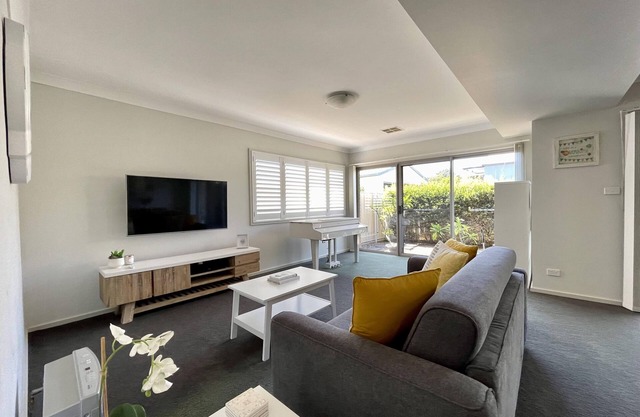 Alkira - Bright & Sunny townhouse. 5 mins from M1 & 20 mins from Newcastle CBD