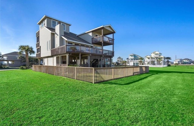 All Decked Out- 5 Decks with Beach & Bay Views