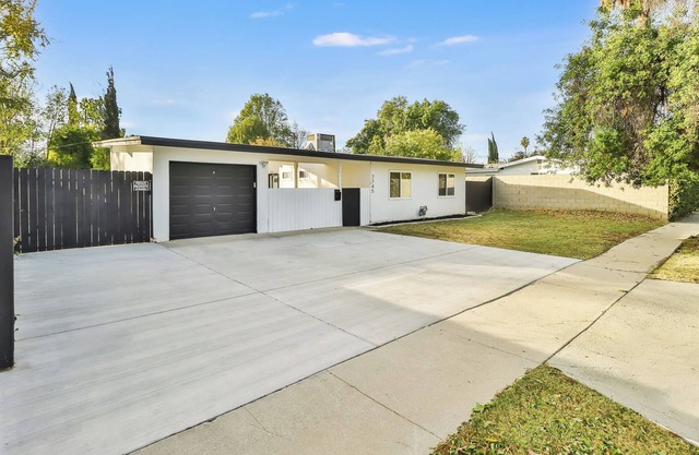 All Inclusive Modern Family Home 3BR 3BR Near Dignity Health Northridge Hospital